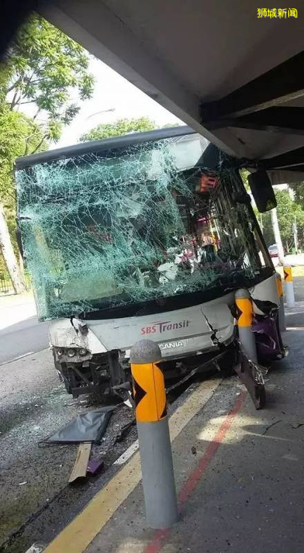 新加坡网友:“我看见一辆法拉利翻滚了三次,撞到柱子上!”