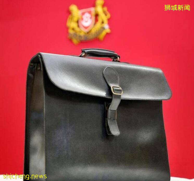 新加坡“請辭總理”公文包走紅，網友感歎：急流勇退