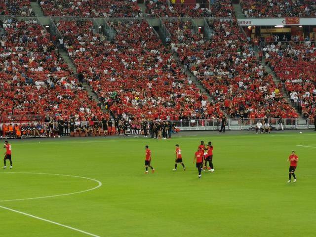 曼联终于射了，新加坡全场5万球迷集体高潮