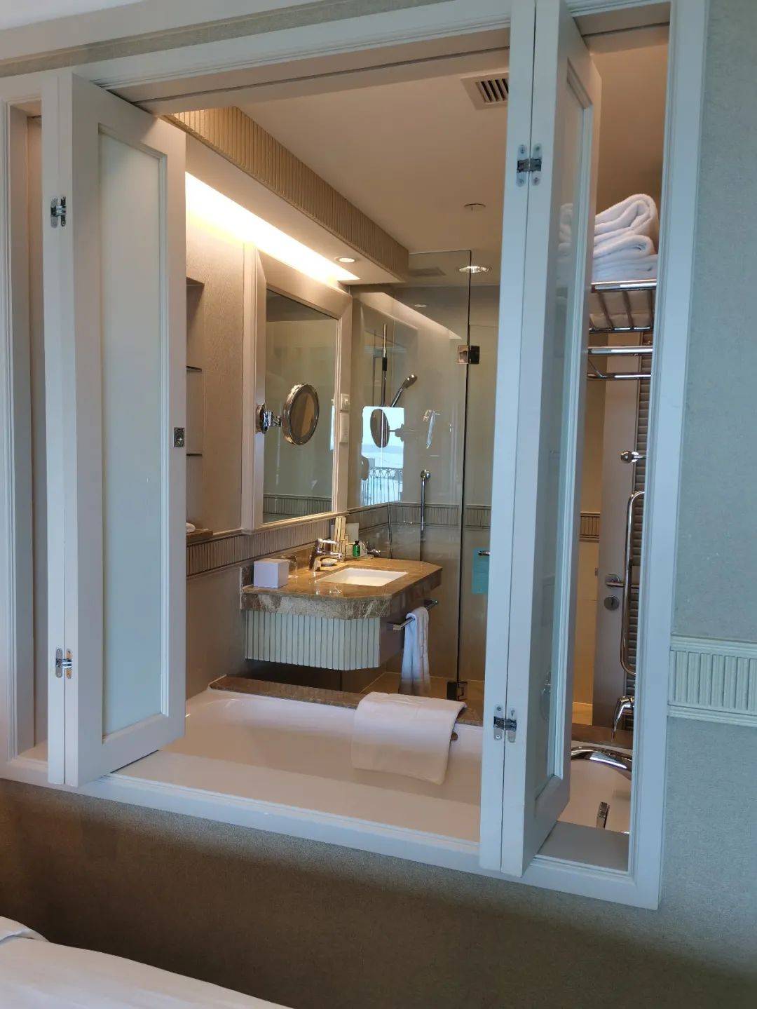 吃土也要去!1家3口嗨翻新加坡五星級酒店,私人沙灘、樹屋、兒童俱樂部…太值了