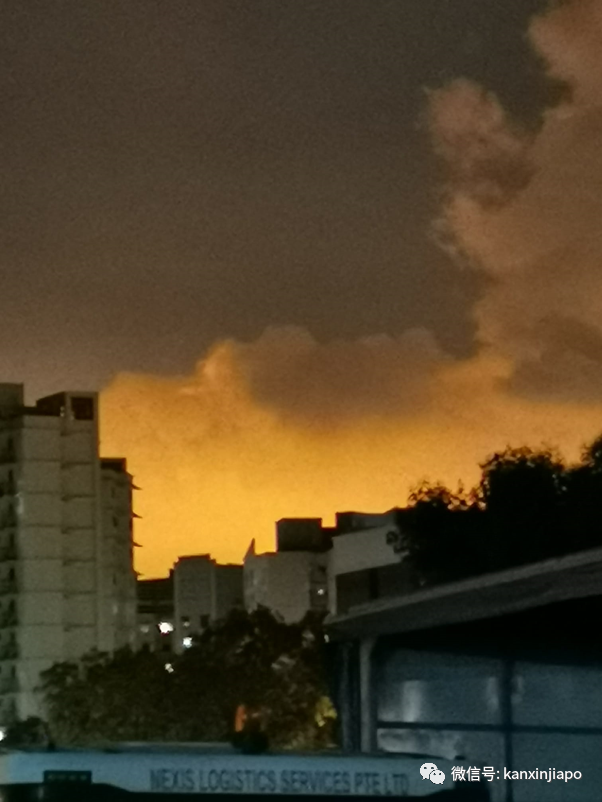 连续两晚新加坡夜空闪烁着红光，到底发生了什么事