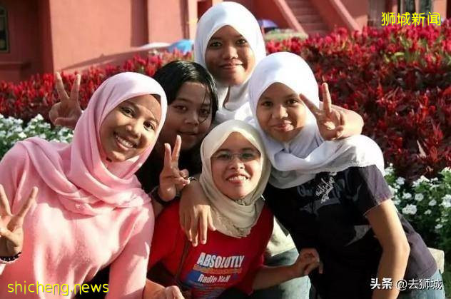 从限制到推广,新加坡的华语和英语天天为说话“掐架”