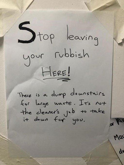 为垃圾问题 邻里墙上“开战” 不开“金口”写纸条