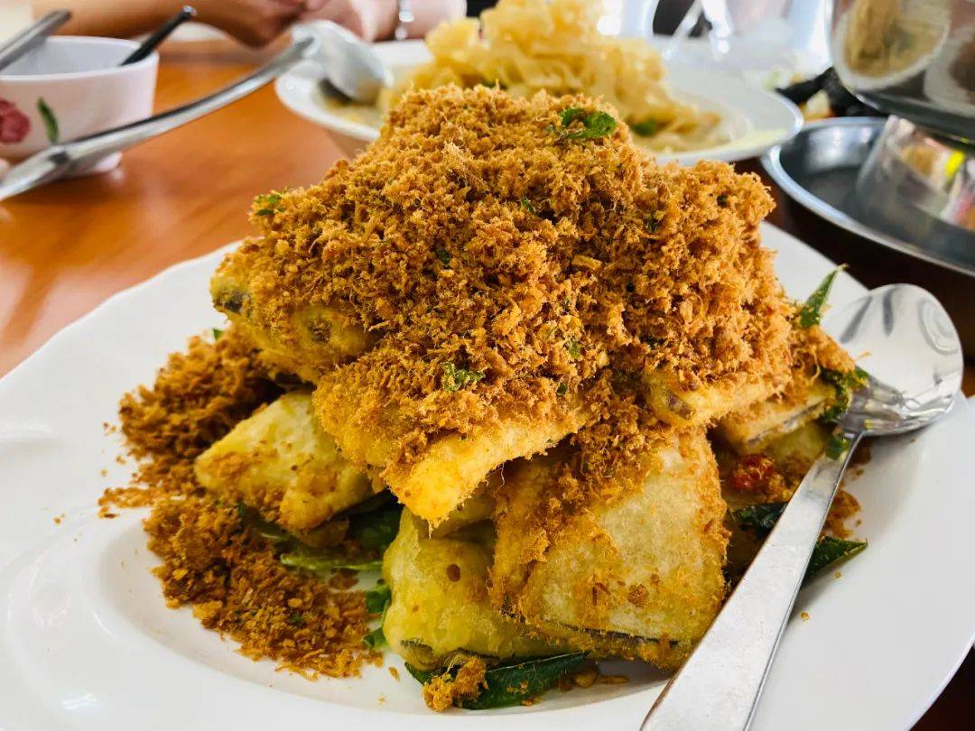 人均$15吃滿滿一桌!組屋樓下魚頭爐,湯底熬制5小時,太鮮了