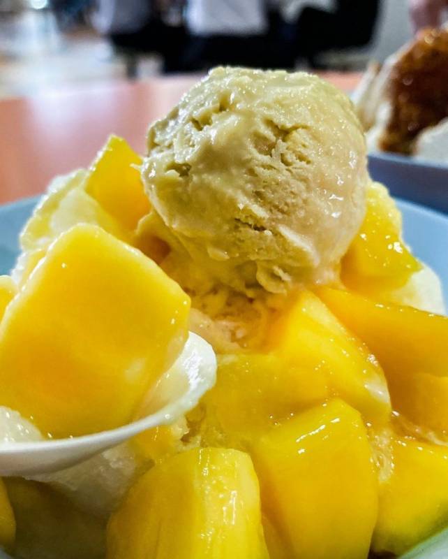 消暑大作戰❄️ 美食中心裏的平價甜品，“津津甜品”一碗S$1.50起🤩 流氓冰品、料足降火