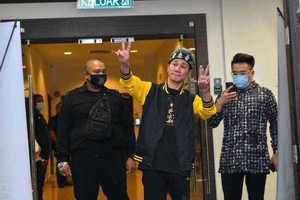 風水輪流轉!王雷終于站C位 送梁志強兩個字xia suay