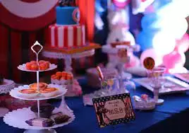 酷航空姐和洋人在飞机上大开派对？上身赤裸、不戴口罩还喝酒