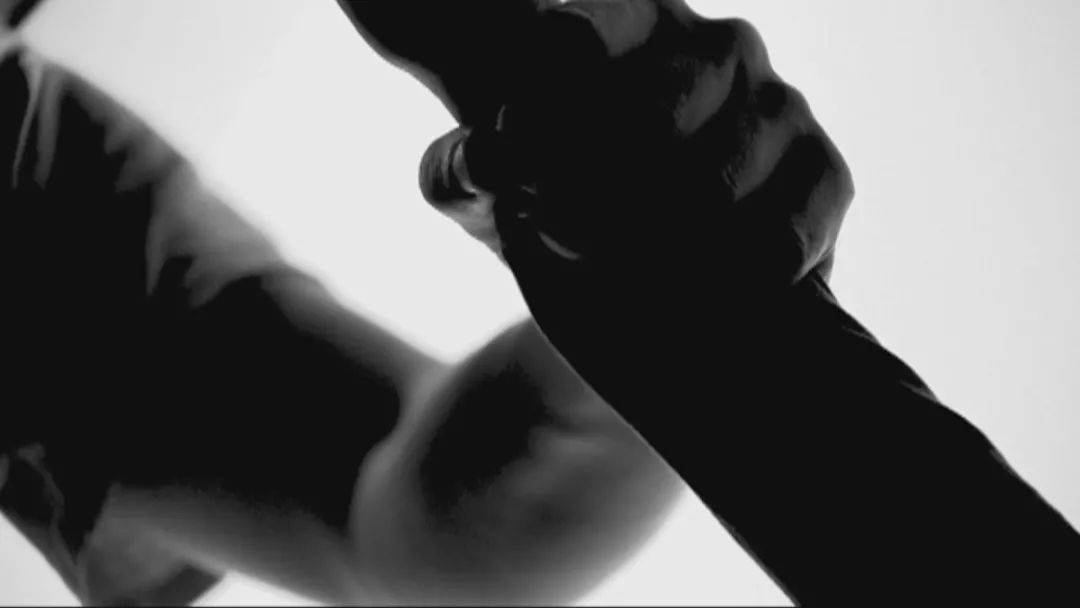 这名男子25岁，居然侵犯了女友的母亲