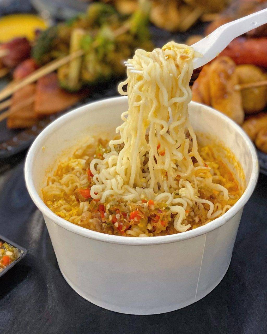 來吃大馬風味碌碌咯🍢DLLM LOK LOK每支$1💰飄香炸串+秘制醬汁，營業至淩晨4點，半夜覓食去🌙