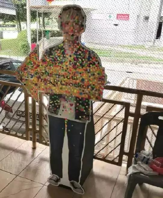 请停止这么做!不愿归还托盘居然对站立牌搞破坏