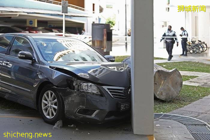 错踩油门撞纸桶 再撞柱子 七旬司机吓得魂飞魄散