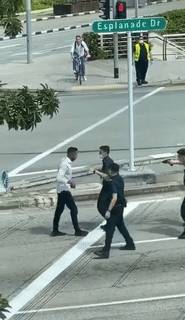新加坡街頭上演“警匪大戰”！男子襲警後大街上到處逃竄