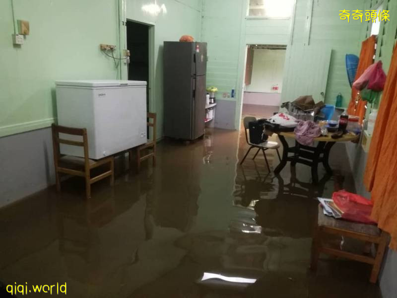 逾10年来最严重闪电水患‧麻坡土油栈40间房屋居民睡梦中惊醒过来 !