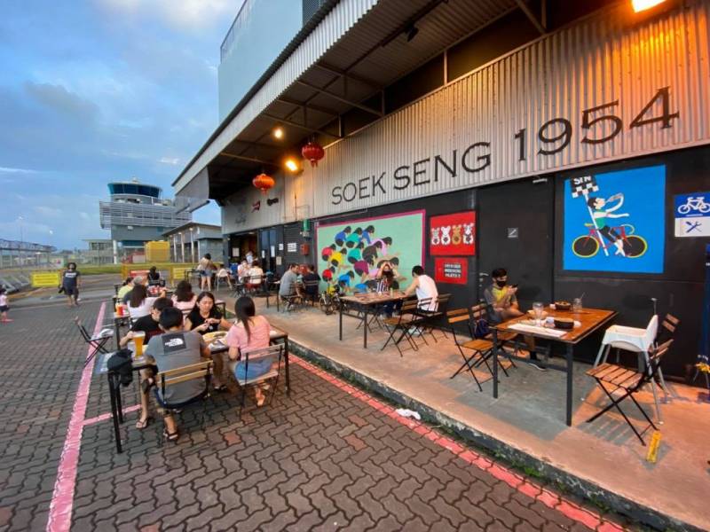 Soek Seng 1954 機場旁的咖啡廳☕️ 室外看飛機、室內看腳踏車，視覺和味覺雙重盛宴
