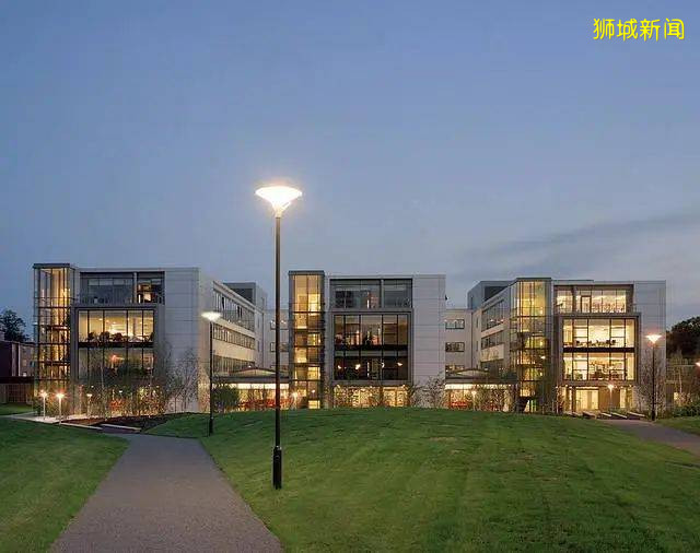 這個學校拍了拍你,並給你送來一份獎學金