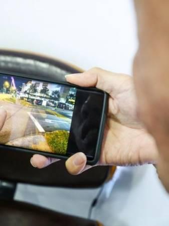 德士佬被指急转弯 险撞上孕妇 还爆粗还比中指