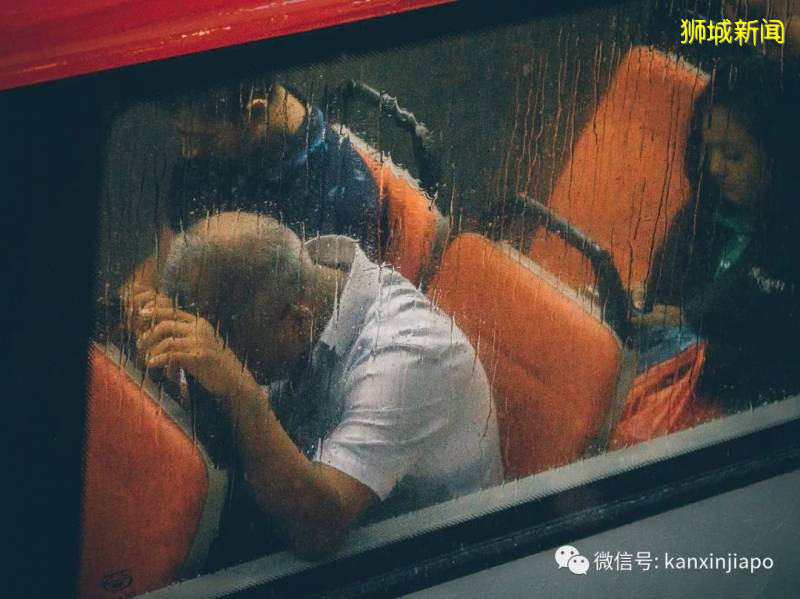 新加坡的雨季,过一会儿就彩虹斜挂,雨霁云销