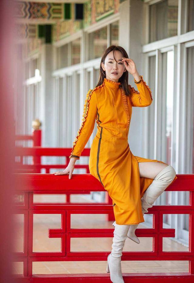 新加坡第一美女范文芳身材惊艳,穿橙色连衣裙配长筒靴,时髦大气