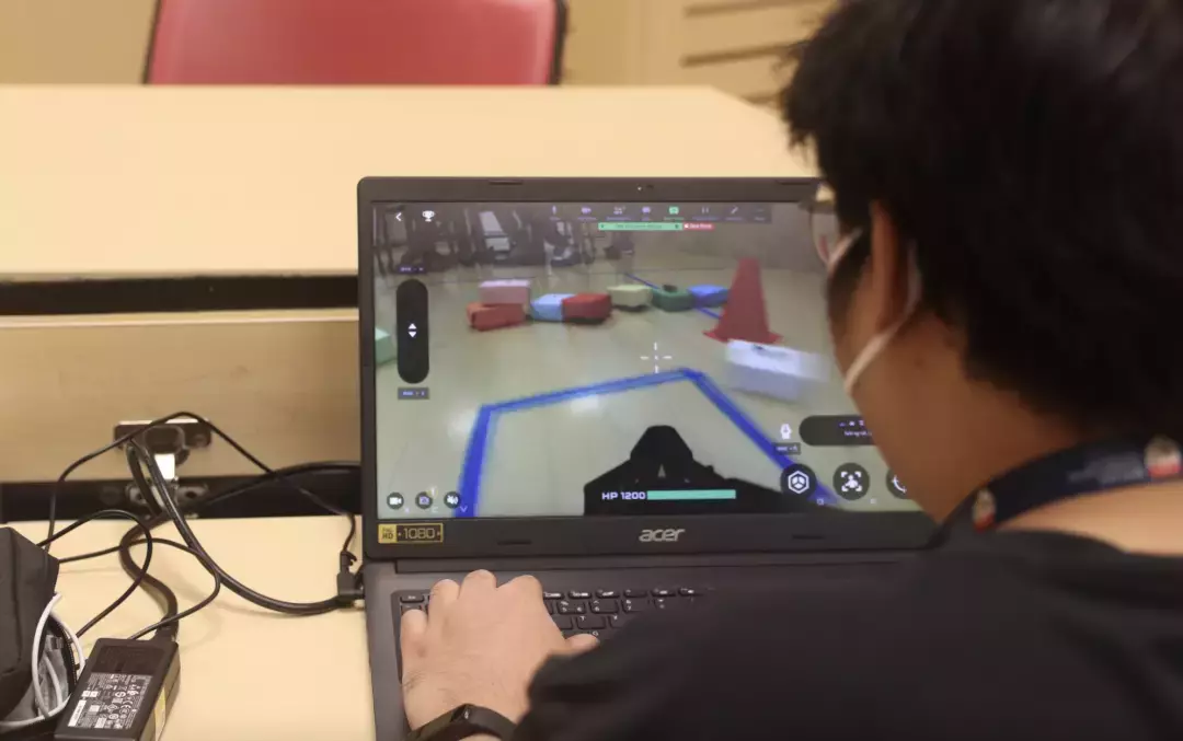 华中团队荣获 NTU 工程学院举办的机器人挑战赛冠军