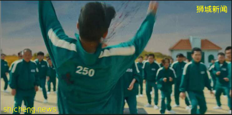 《鱿魚遊戲》在新加坡有多火？八竿子打不到的“攝像頭”硬拉當“木頭人”