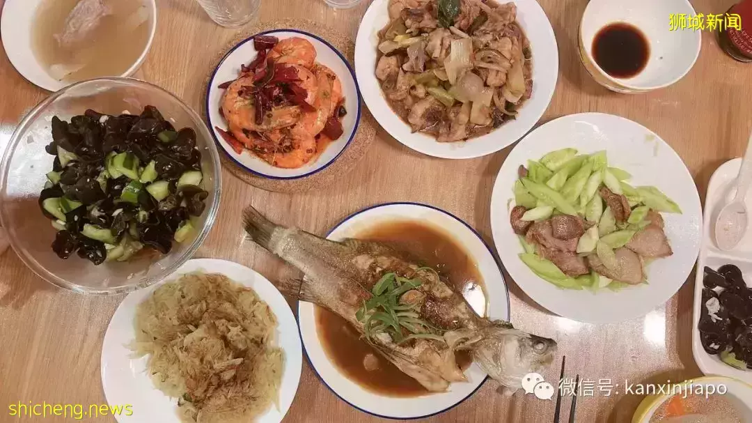 “两年多没回家了,我在新加坡挺好的,还给自己做了年夜饭,爸妈别惦记...”
