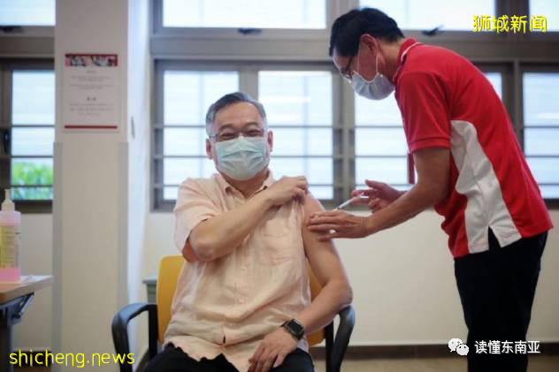 【新加坡新闻】新加坡放宽年长者接种条例 华裔老人排队打新冠疫苗