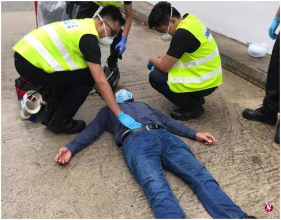 不满承包商小巷设路障 休闲车司机怒撞管工