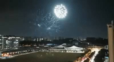 國慶煙火，點亮希望；建國55周年之際，祝願新加坡乘風破浪，再創輝煌