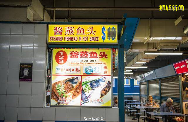 实拍新加坡人吃快餐的地方,看看物价怎样,很多中国游客也来排队