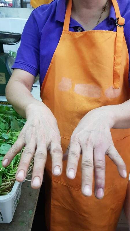 阿伯打喷嚏除口罩 遭人泼水攻击