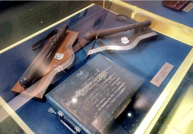 新加坡輔警把口罩彈回違規男子臉上,網友怒贊:夠爺們