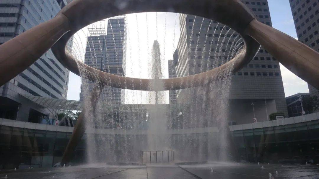 新加坡惊现40多辆豪车车队，绕财富之泉不停转圈！他们是在“做法”吗