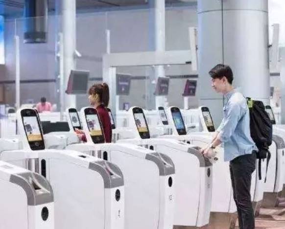 超快！樟宜机场两人同步通关只需27秒-狮城微平台