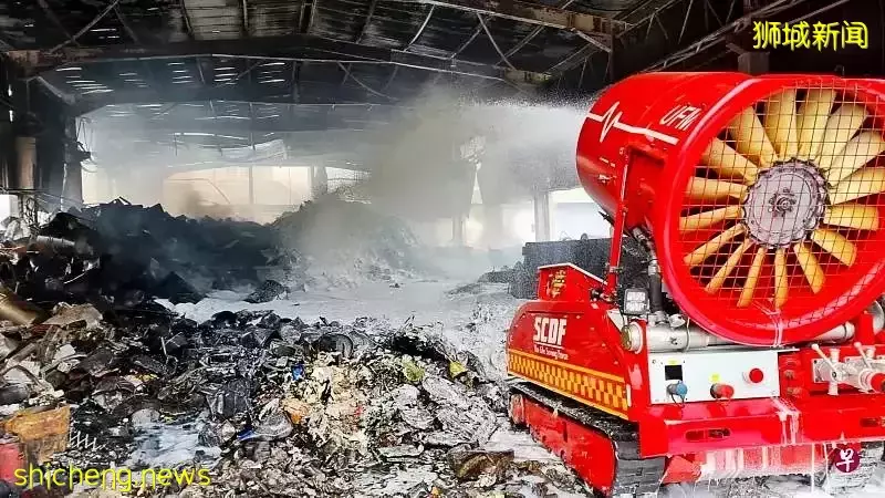 大士仓库失火狂烧不明物体爆冲十几米高 50消防员灭火2小时 无人受伤 