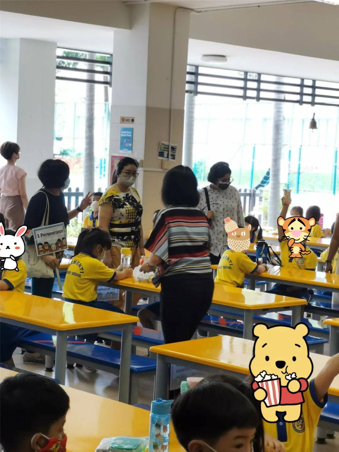 实拍!新加坡小学开学首日,疫情之下家长紧张疯了