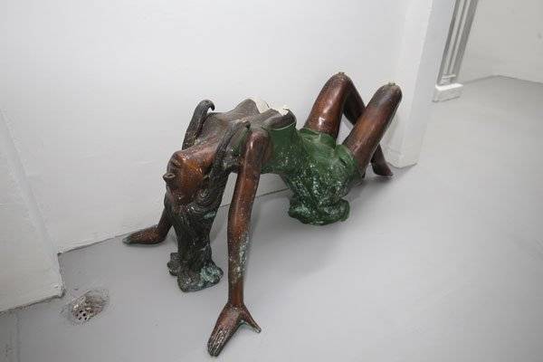 怪异女铜像放置走廊 吓到居民