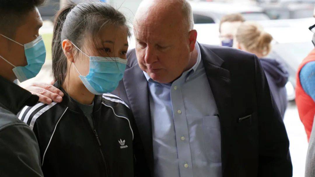 “我要殺死全部亞裔!” 49歲華人美女被槍殺,新加坡人出門要帶武器,美國亞裔還安全嗎