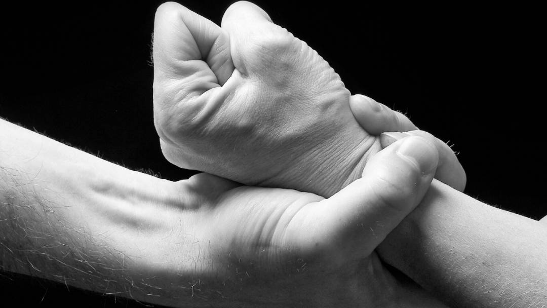 求欢不成,暴打女友!新加坡这个惯性家暴男竟是医生