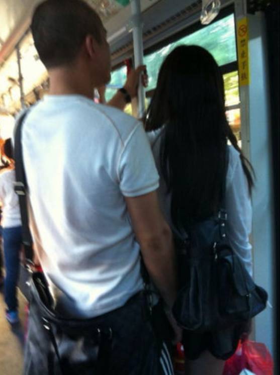 大快人心！新加坡一名48歲男子因公交車騷擾女孩被起訴