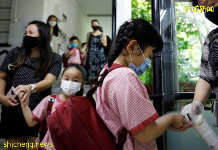 新加坡全岛至少60所学校有确诊，最年轻的本地人死亡病例出现