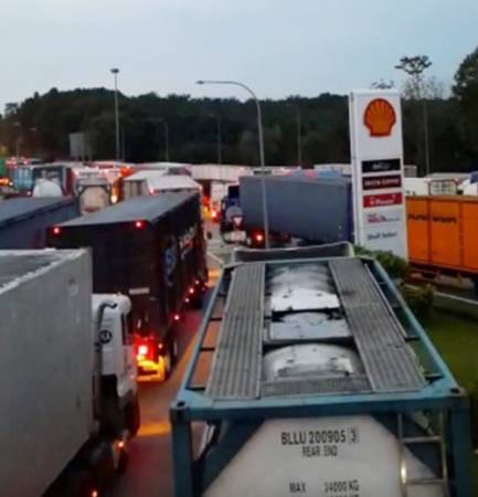 ◤肺炎疫情◢塞！塞！塞！司機入境新 需接受檢測 晚上出發 隔天一早才通關