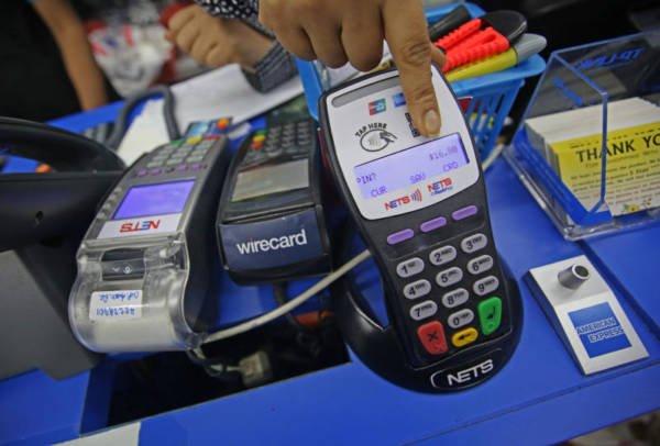 电脑店员按少两个零 5000令吉货 情侣静静付50拿走