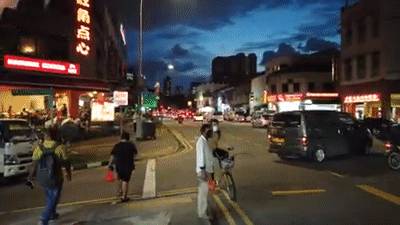 新加坡七部門聯合掃蕩芽籠紅燈區,帶走89人!持刀打架、咬警察、脫衣服… 好亂