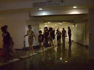 昨天!新加坡遭40年来最强暴雨袭击,全岛多处被洪水淹没,驾车犹如水中行船