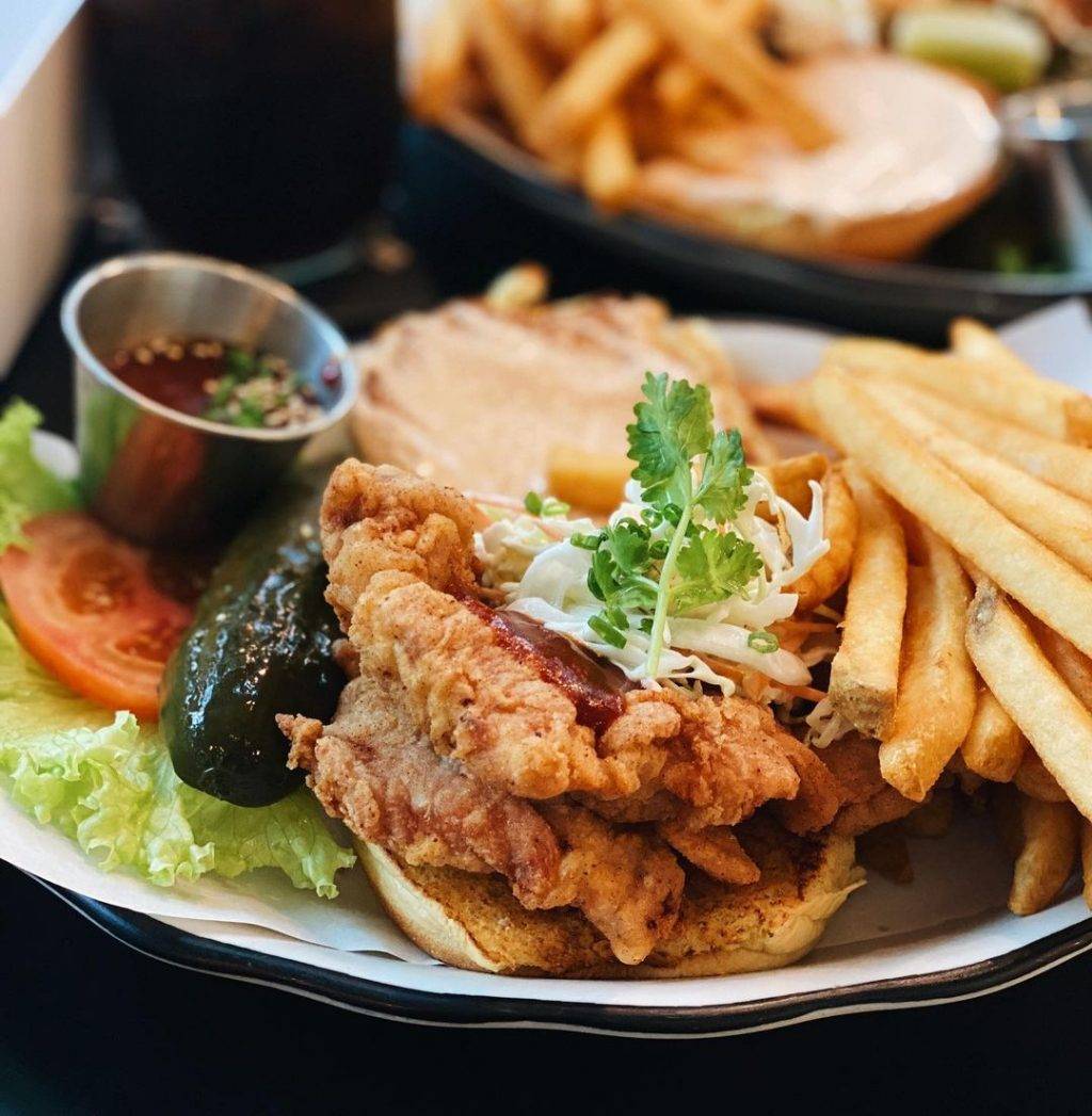 卡路裏炸彈💣 Black Tap高顔值彩色奶昔🌈 喝爆這份甜蜜負擔！重量級甜點+大分量餐點🤤