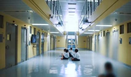 新加坡监狱内爆发斗殴,伤人者鞭刑+6年刑期!狱内实拍曝光