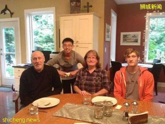 中国女生初中毕业留学新加坡！如今已是跨国集团区域经理