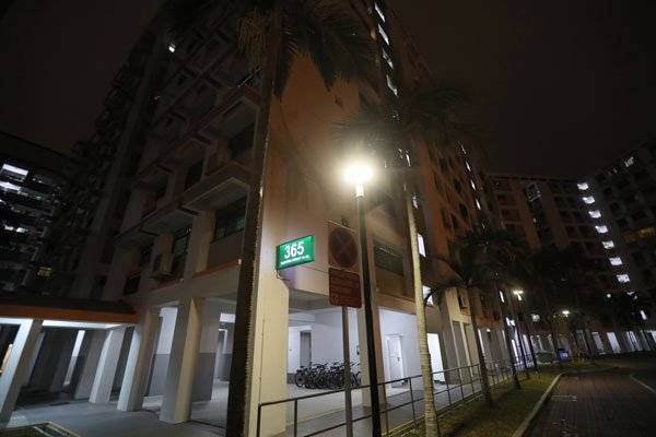 用木椅子当武器 恶汉砸伤情侣被控