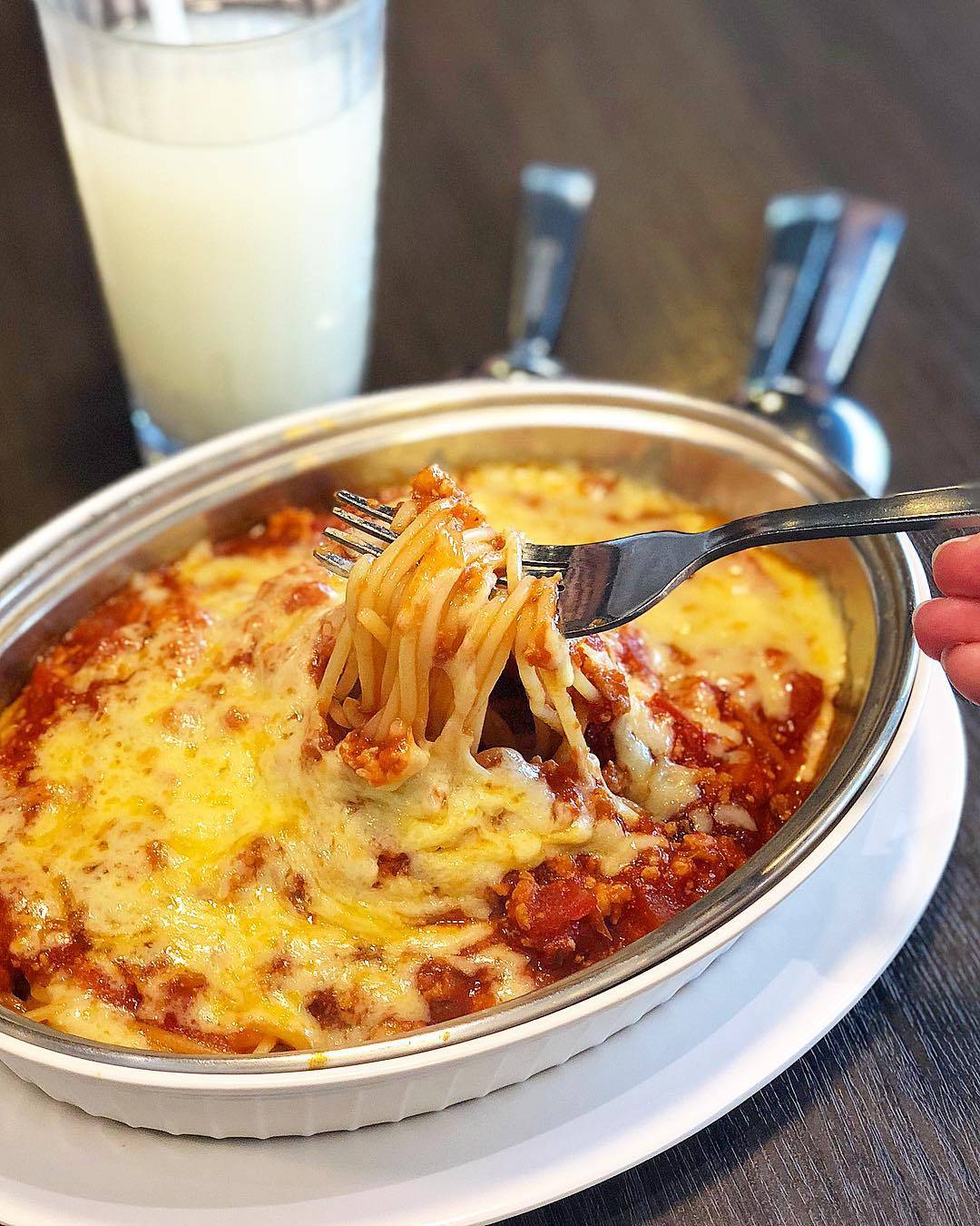 幸福的“港”覺😋 排長龍的“So Good茶餐廳”每日都有特價套餐！酥到掉渣的菠蘿油、奶油脆豬來啰🤤