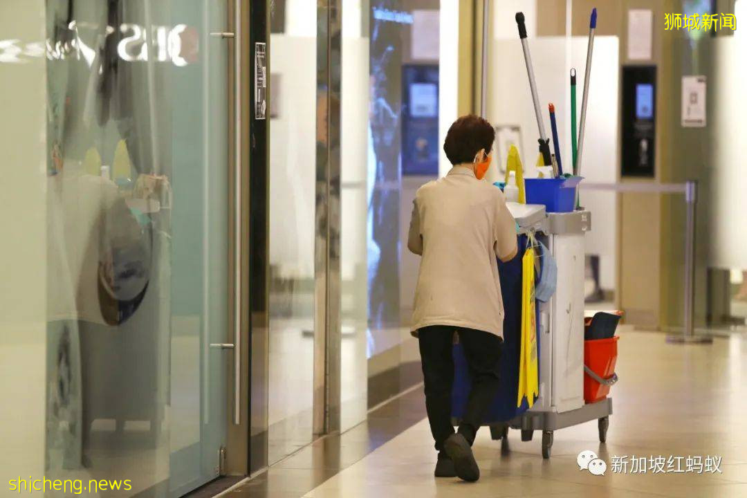 新加坡清洁工从2023年起连续六年加薪，增幅只够糊口不足以养家